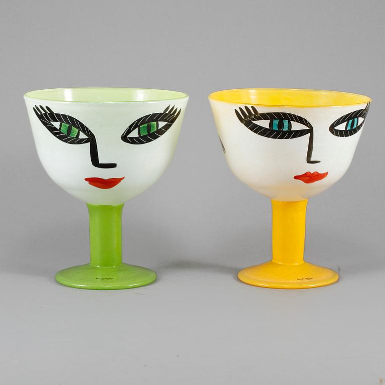 SKÅLAR PÅ FOT, 2 st, glas, Ulrica Hydman-Vallien, Kosta Boda.