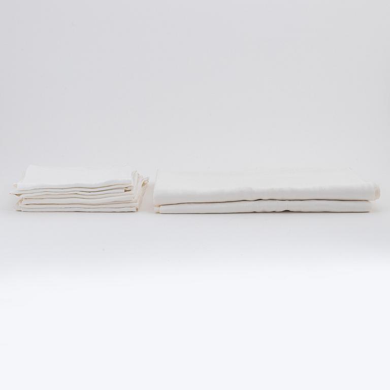 Två dukar och 7 servetter, linnedamast.