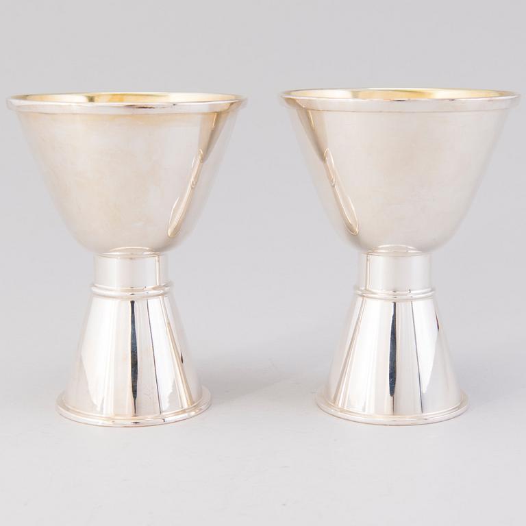 A PAIR OF TAPIO WIRKKALA BEAKERS, silver. Kultakeskus, Finland 1992.