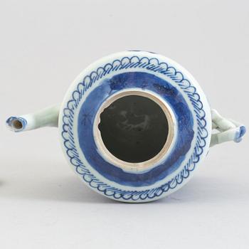 Two teapots with cover, Qing dynasty, late 19th century.