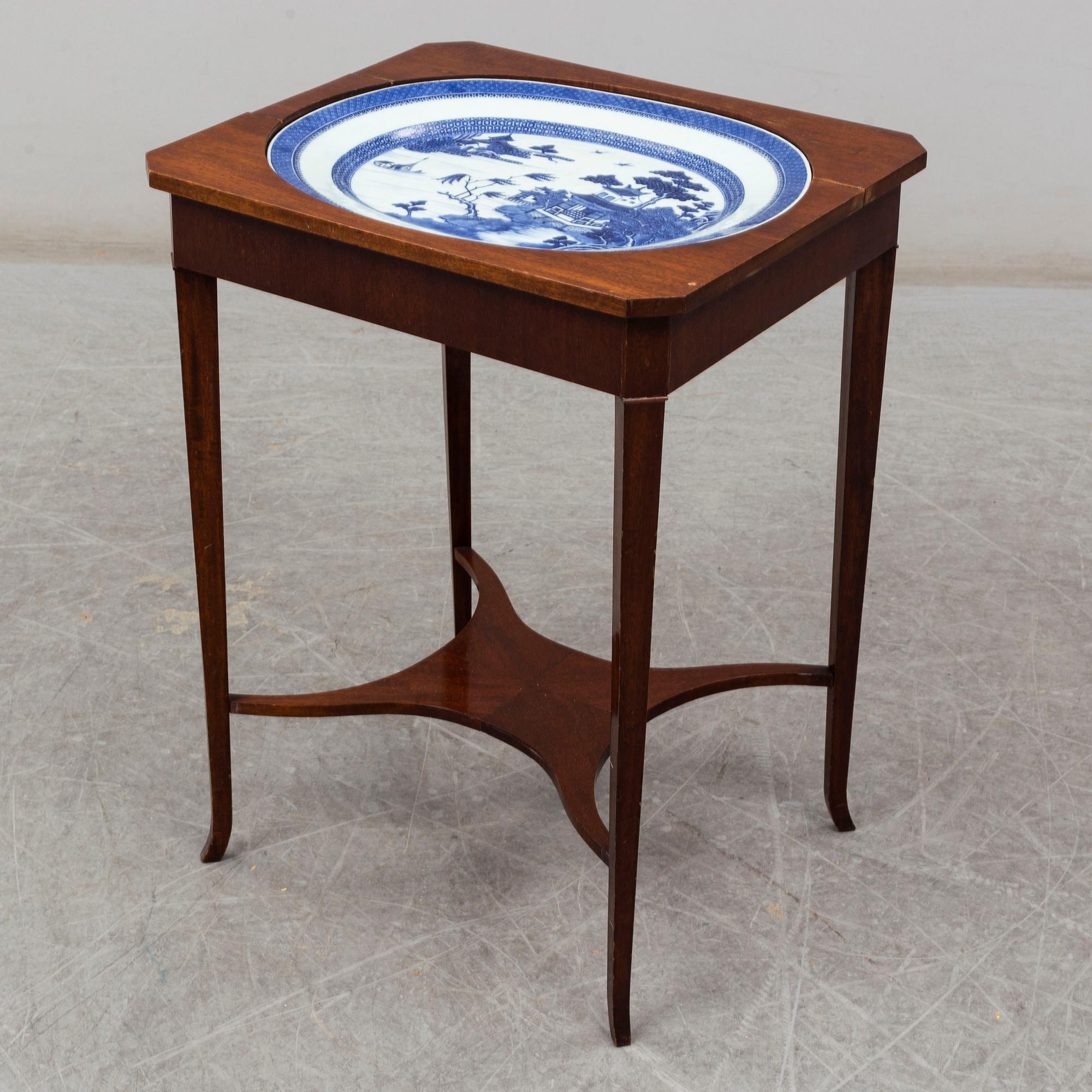 A blue and white serving dish, Qing dynasty, Qianlong (1736-95).