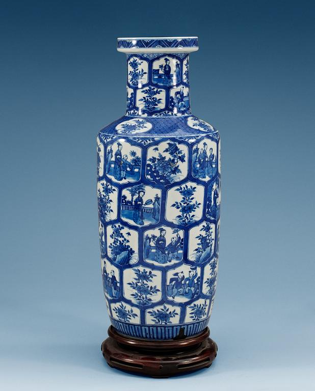 A blue and white rouleau vase, Qing dynasty (1644-1912).