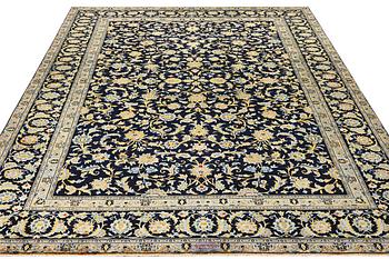 A Kashan carpet, a. 385 x 287 cm.