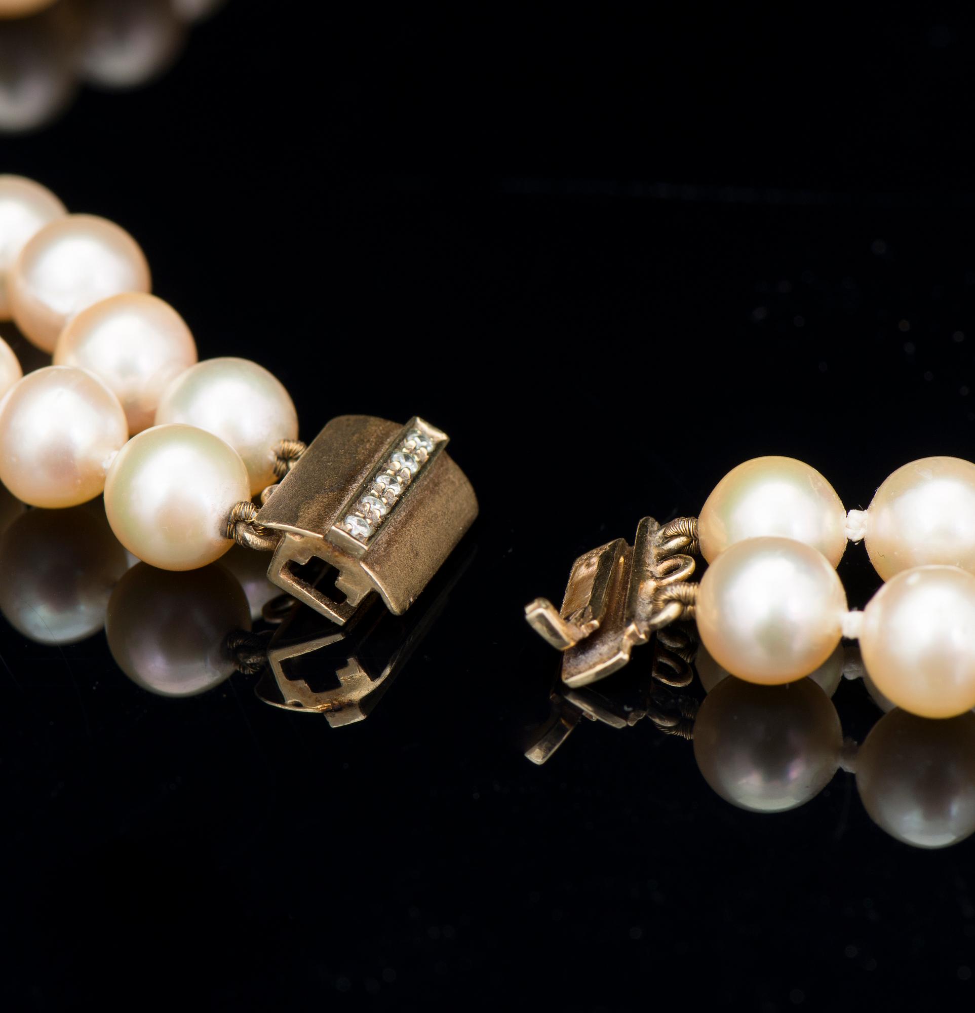 PÄRLCOLLIER, odlade pärlor, lås 14K guld med åttkantslipade diamanter.
