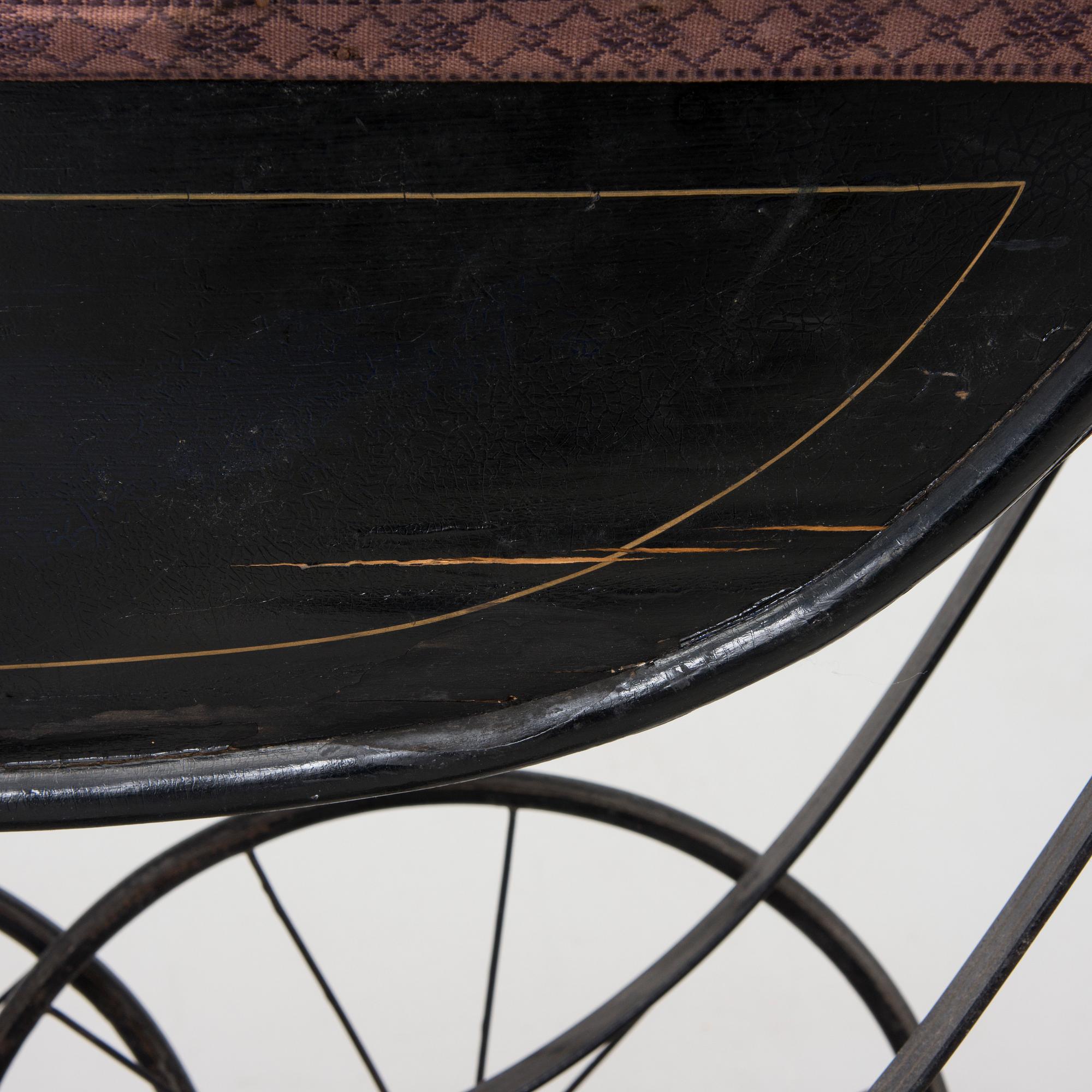 DOCKVAGN, Aktiebolaget A.W. Nilssons Fabriker, Malmö och GRAMMOFONSPELARE FÖR BARN, 1800- och 1900-tal.