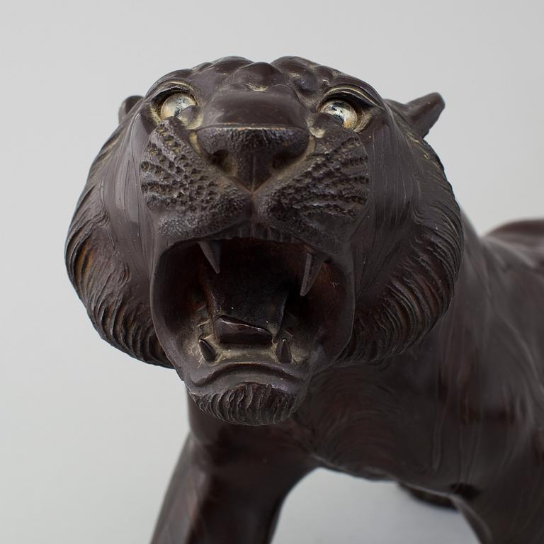 A Japanse bronze tiger, 20th Century. With makers mark.