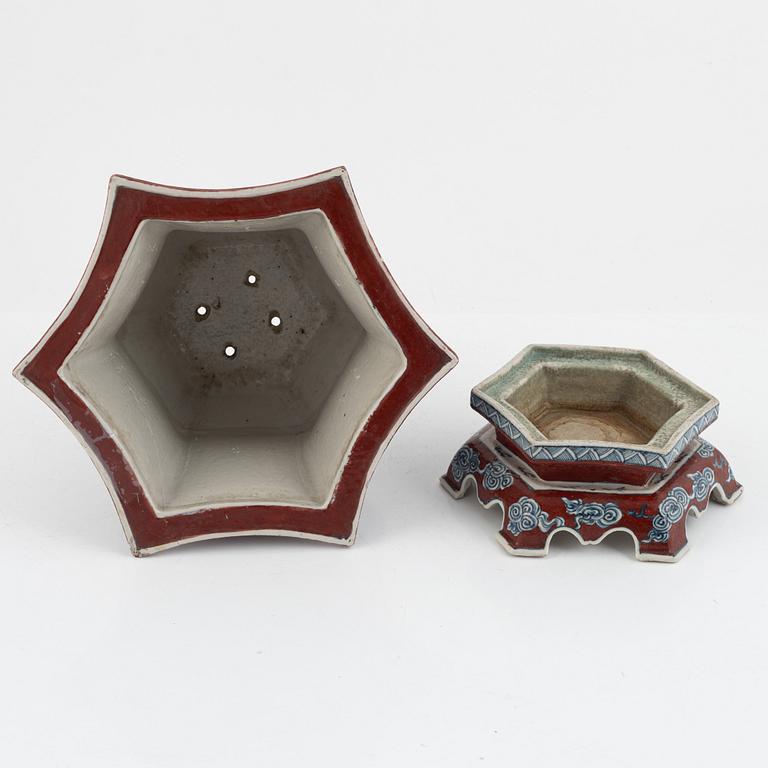 A Chinese porcelain dragon flower pot with stand, late Qing dynasty / early 20th century.