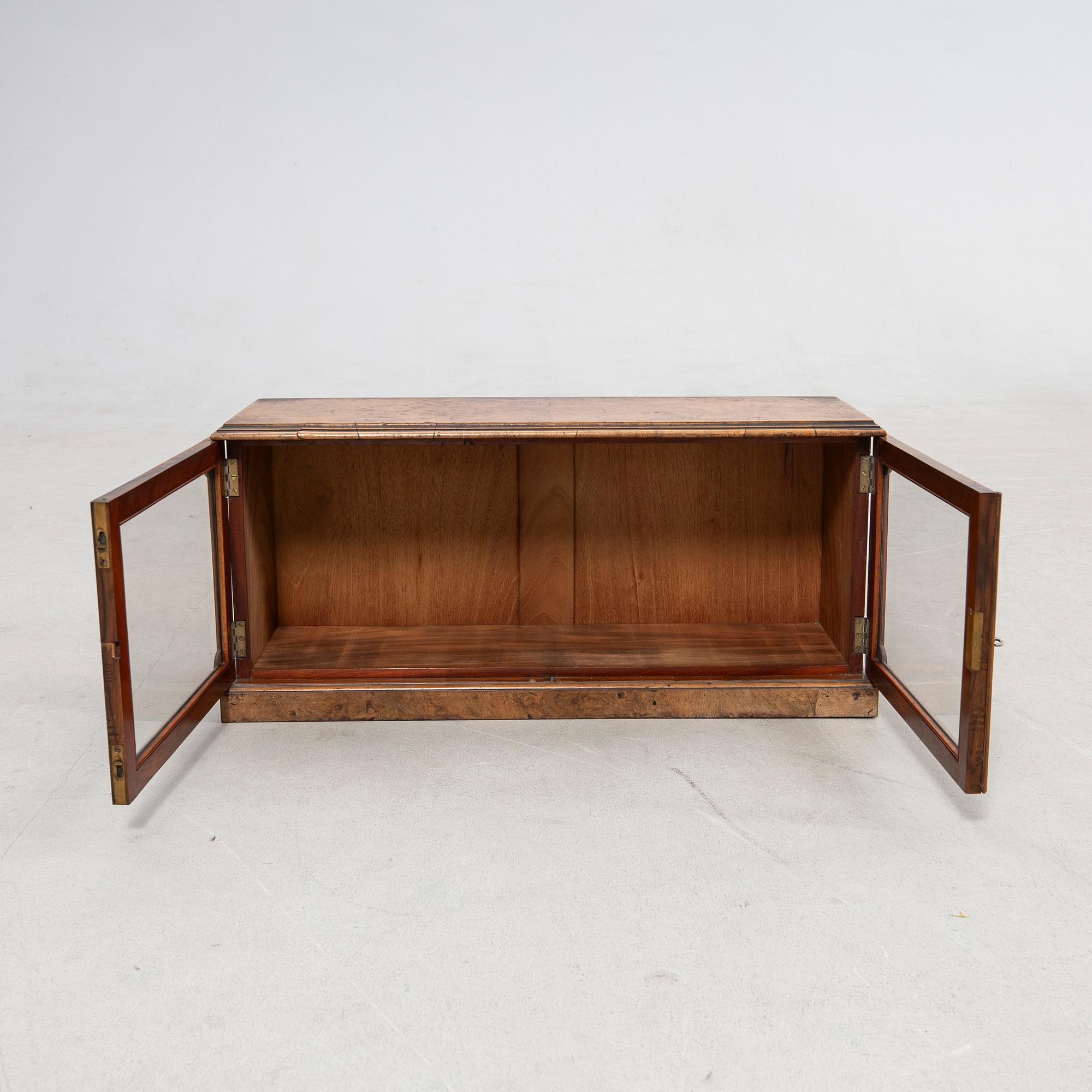 Bordsvitrin, 1800-tal.