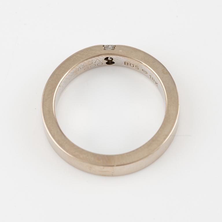 Ring in 18K white gold with princess cut diamonds.