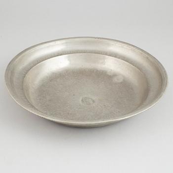 A Swedish pewter dish, mark of Bengt Ståhlström, Kalmar 1742.