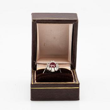 Ring 18K white gold with a ruby and diamonds.