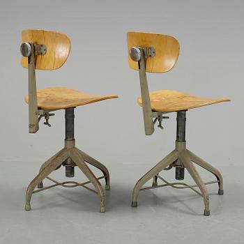 SKRIVBORDSTOLAR, 2 st, industrimodell, Lindqvist verkstads AB, 1900-talets mitt.