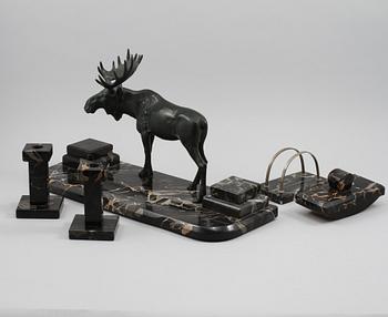 SKRIVBORDSUPPSATS, 5 delar, sten och patinerad metall, 1900-talets första hälft.