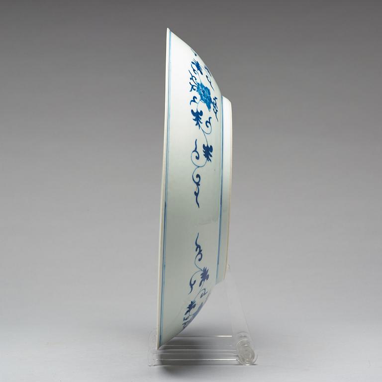 A large blue and white dish, Qing dynasty, late 19th century.