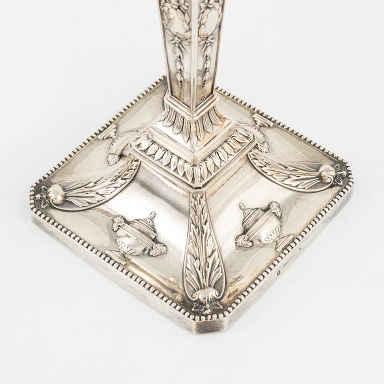 Ljusstakar ett par, silver, Louis XVI-stil, Wien, Österrike, omkring år 1900.