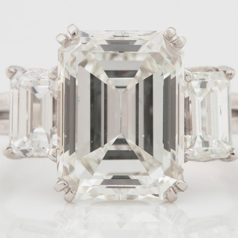 RING med smaragdslipad diamant, 5.37 ct. Kvalitet H/VVS2 enligt certifiklat från GIA.