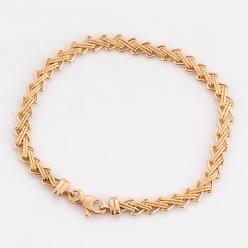 An 18K gold bracelet.