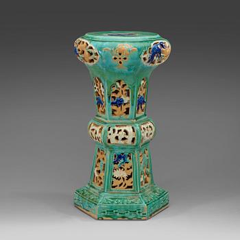 1656. A green glazed Shiwan-ware stool, Qing dynasty, 19th Century.