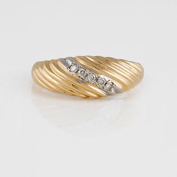 RING, 14K guld och vitguld med 5 små briljantslipade diamanter. Vikt 2,1 gram.