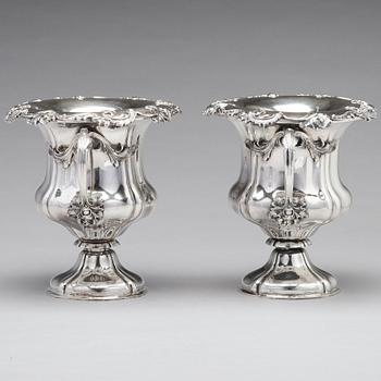 Carl Johann Tegelsten, champagnekylare, ett par, silver, S:t Petersburg 1842. Nyrokoko.