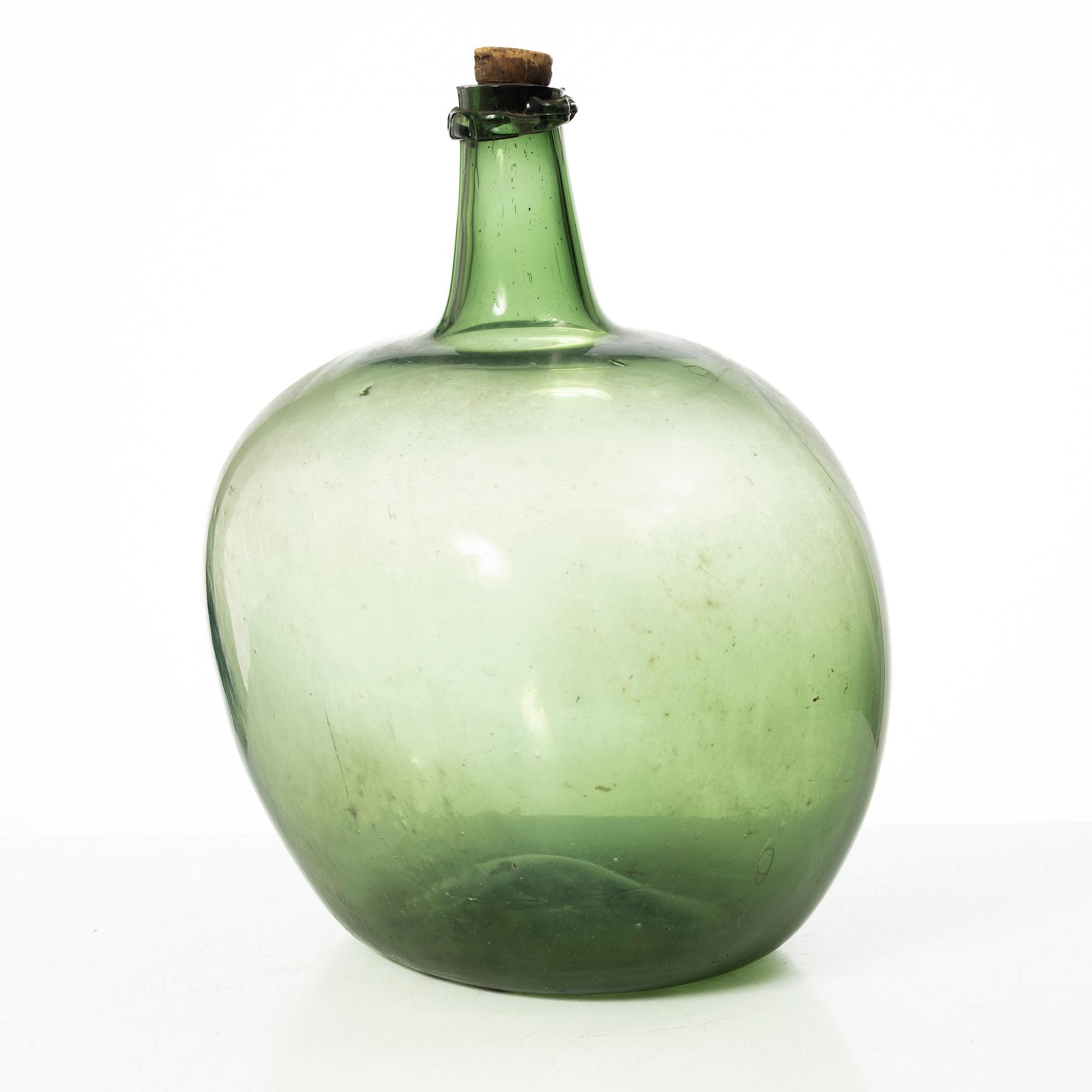 Bottle, glass. 17th-18th century.