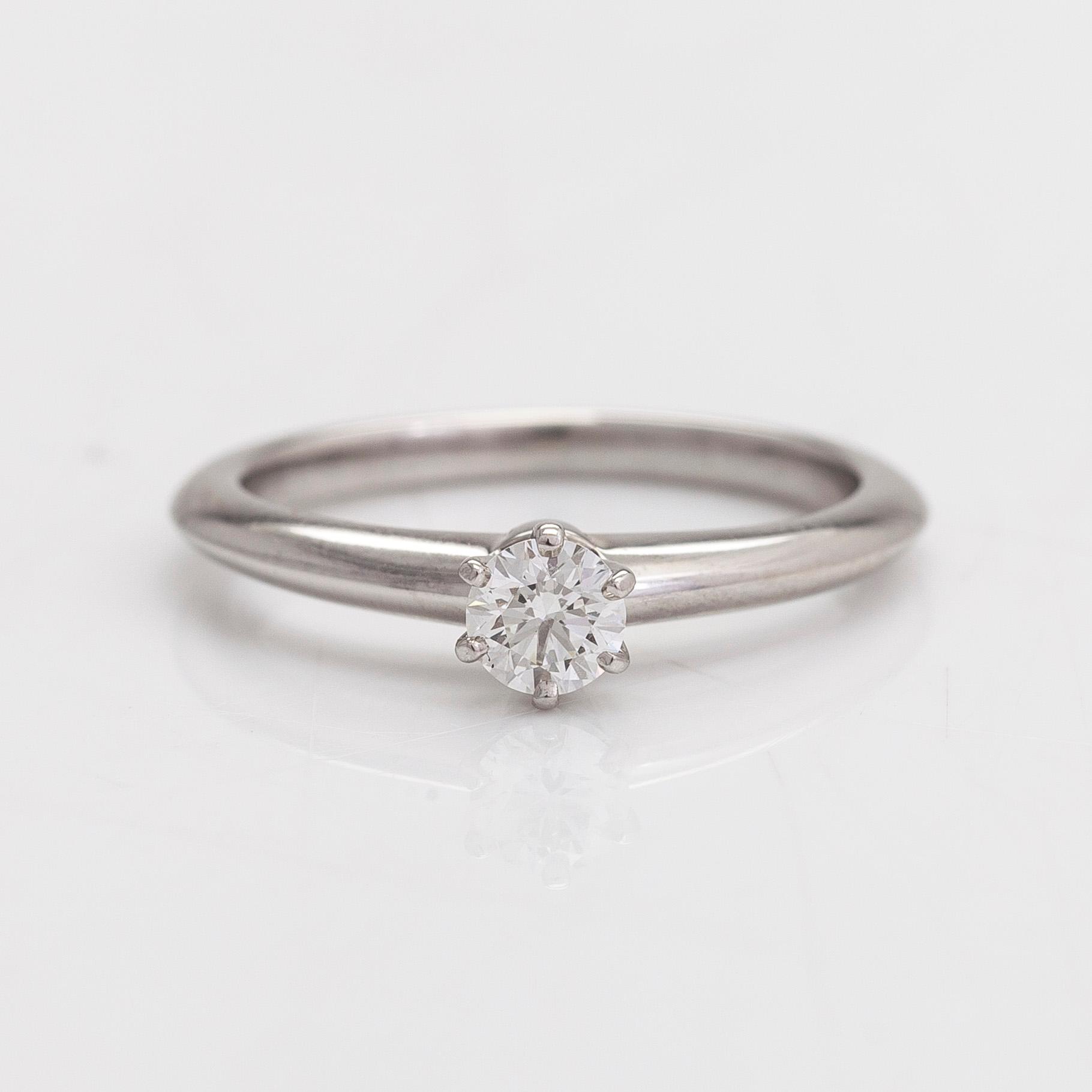 Tiffany & Co, sormus, platinaa ja timantti 0.25 ct. Todistuksella.