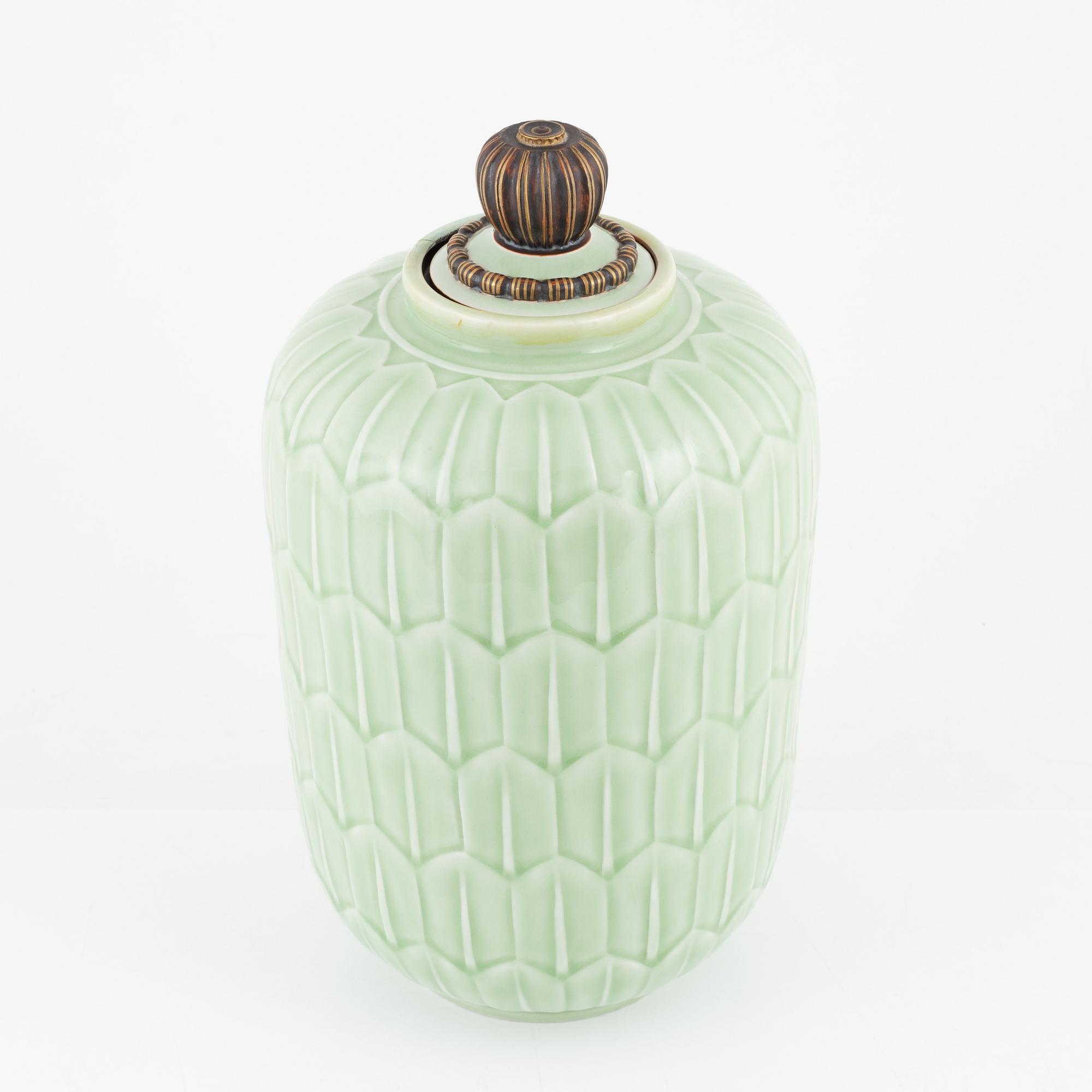 Gunnar Nylund, a porcelain jar with cover, Rörstrand 1930-40s.