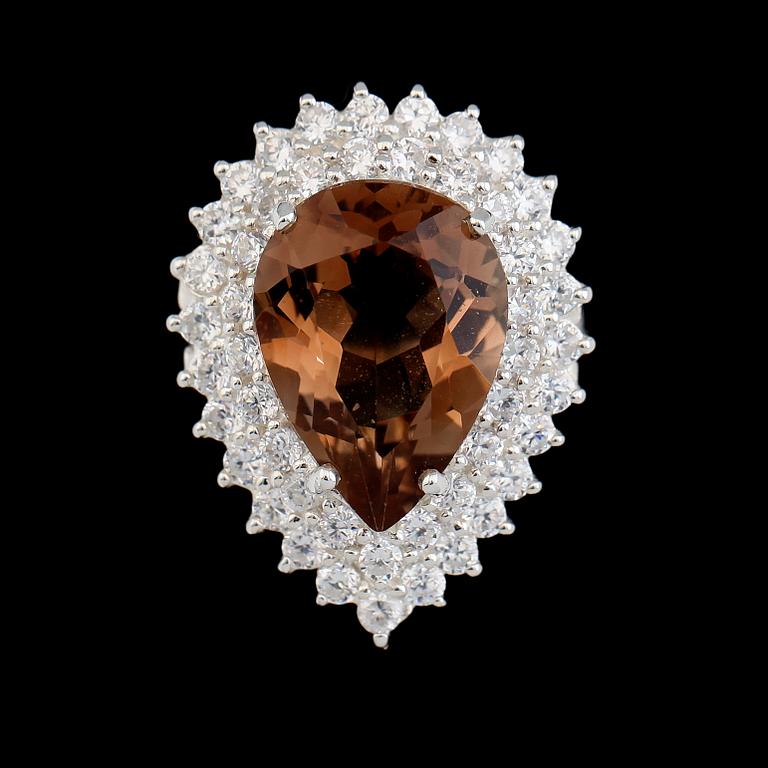 RING, vitguldspläterat sterlingsilver, champagnefärgad topas ca 11.50 ct, vita safirer tot ca 0.85 ct.