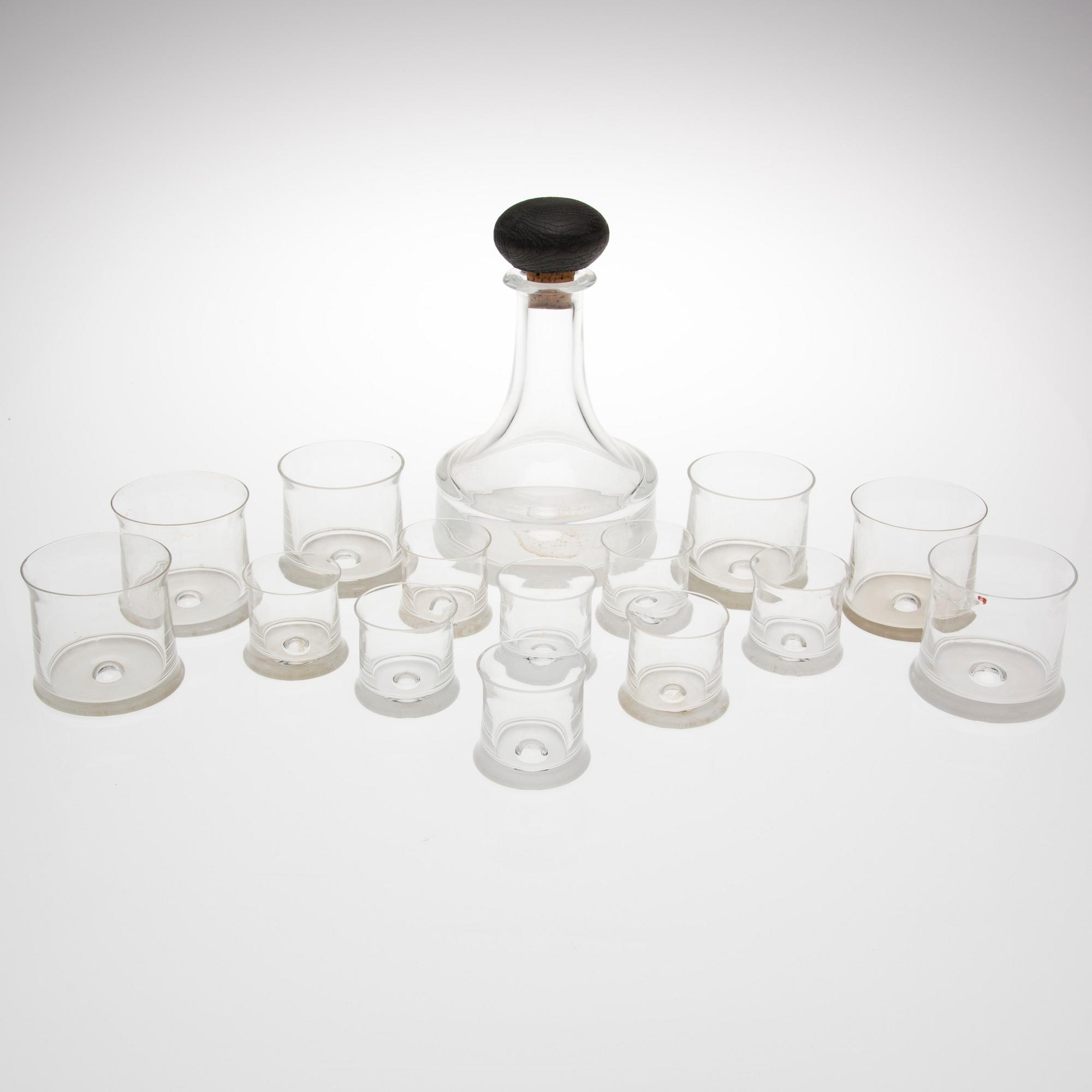 KARAFF SAMT 14 GLAS, "Kaptenens glasservis", Tapio Wirkkala, Iittala. Modellen formgiven 1963.