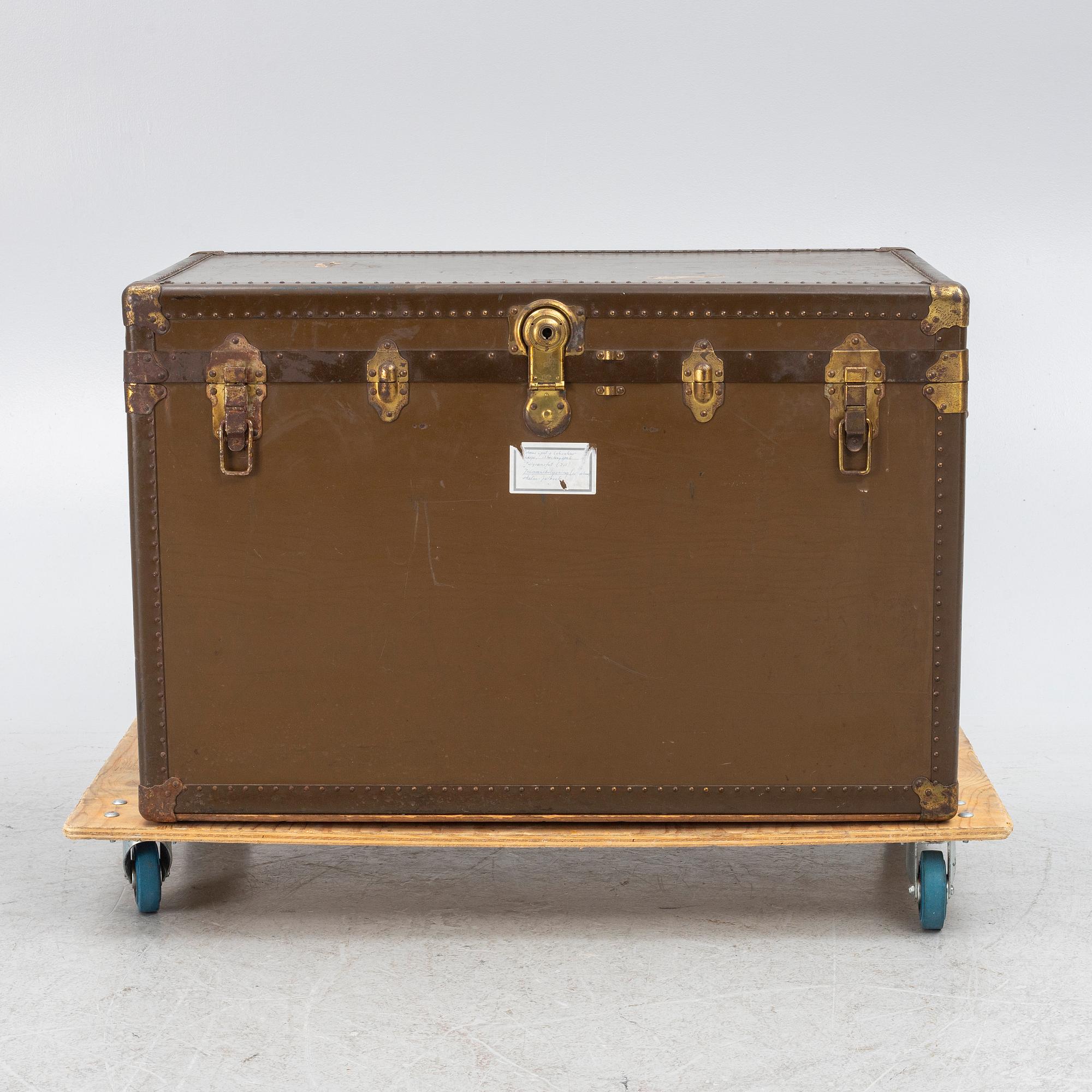 A suitcase, The Oshkosh Trunk, Company, Wisconsin, USA, early 20th Century.