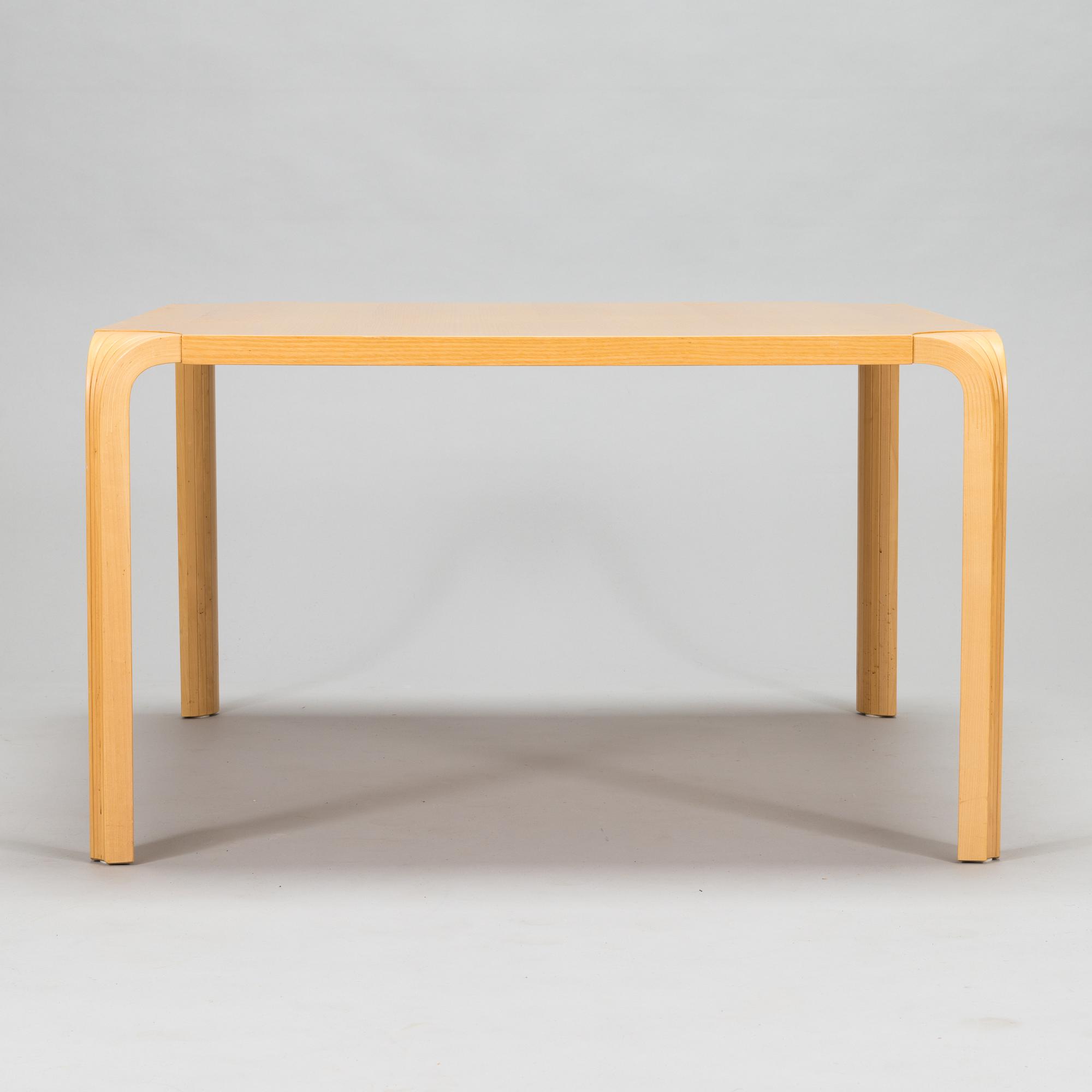 Alvar Aalto, soffbord, MX800B, Artek. Modellen formgiven år 1954.