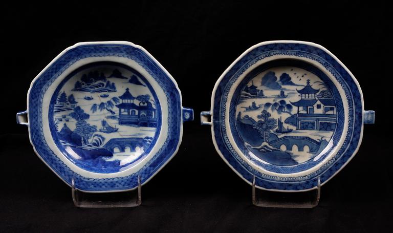 VÄRMETALLRIKAR, 2 st, porslin, Kina, Jiaqing (1796-1820).