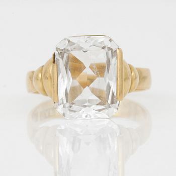 RING, 18K guld med trappslipad bergkristall, ca 5,33 ct, OAF, Skara, 1882. Vikt ca 5,60 g.