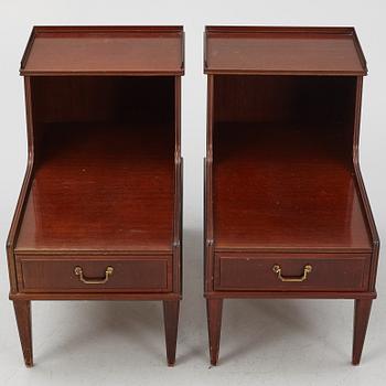 A pair of bedside tables, English style, mid/second half of the 20th century.