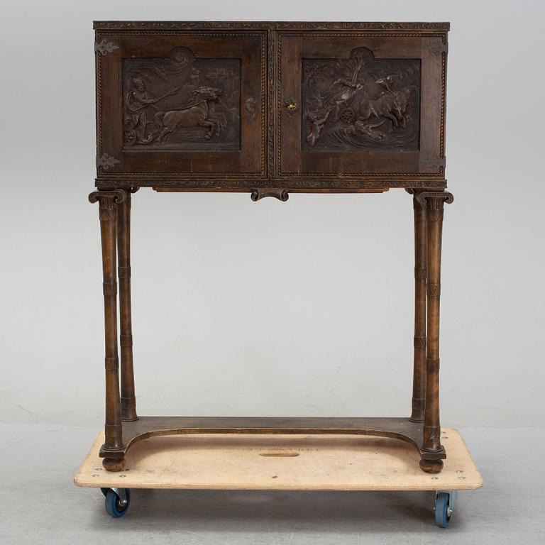 Skåp, Swedish Grace, enligt uppgift utfört av bildhuggare Ernst Sundbeck.1920-30-tal.