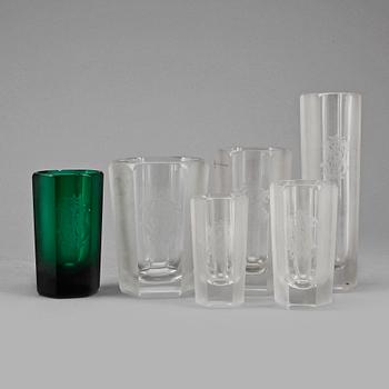 GLASSERVISDELAR, 38 st, möjligen Ryssland och tidigt 1900-tal.