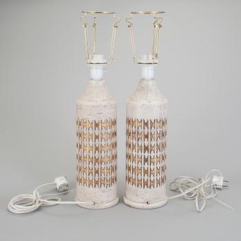 BORDSLAMPOR, 2 st, chamotterat lergods. Bitossi, Bergboms, 1900-talets andra hälft.