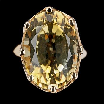 RING, oval faceted citrine.