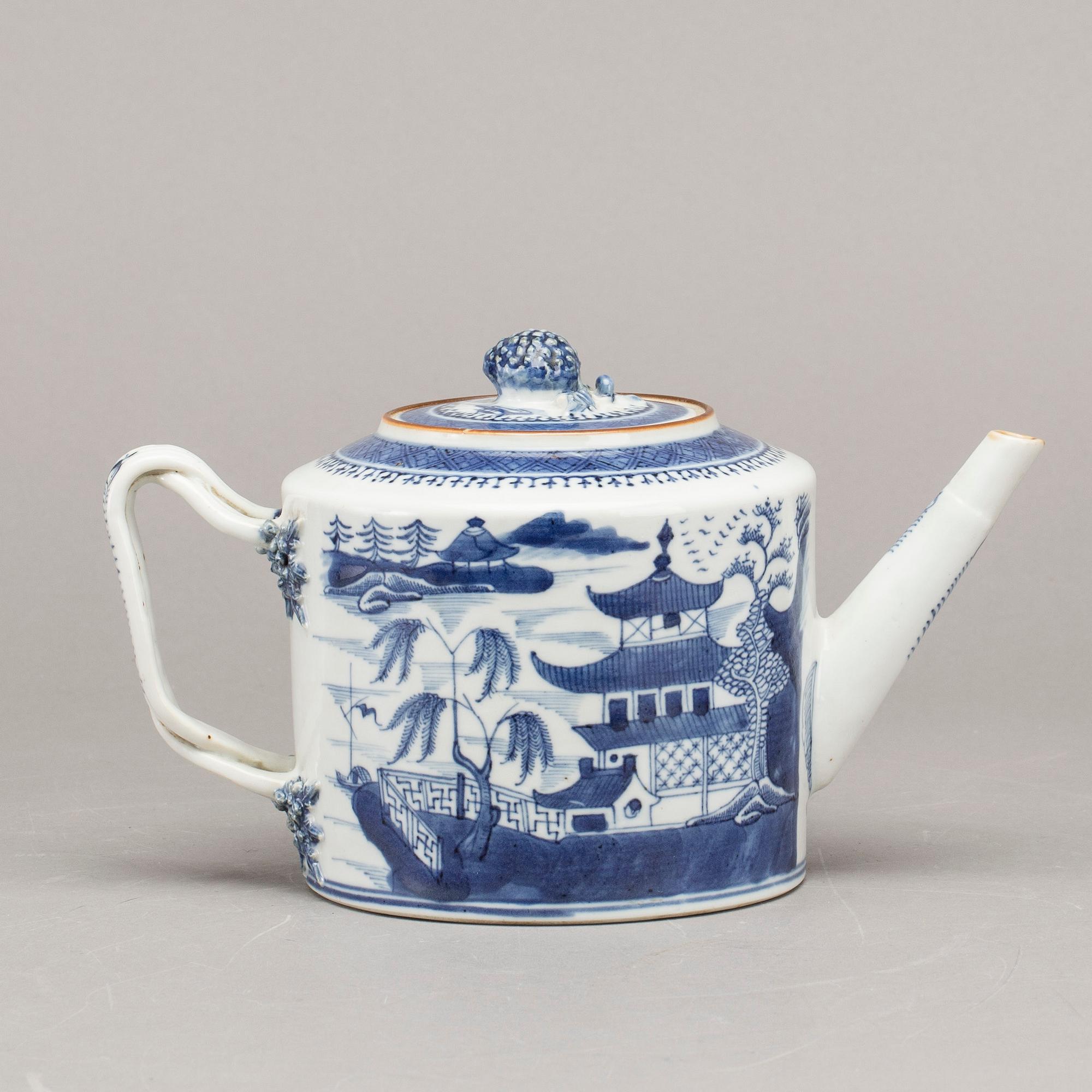 A QING TEAPOT EARLY 19TH CENTURY. - Bukowskis