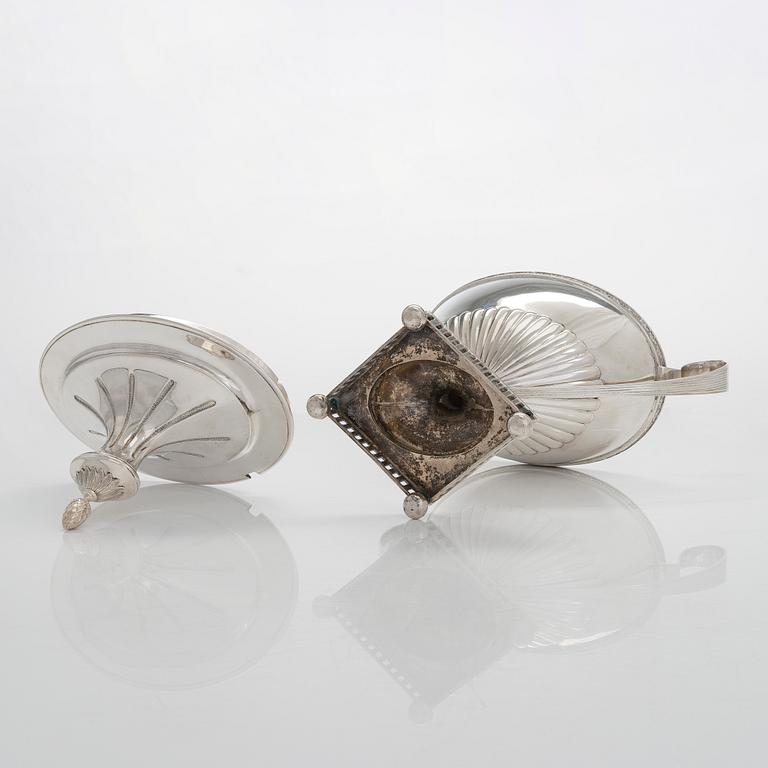 Sockerskål och sockersked, silver, Gustaviansk stil, GAB, Stockholm 1918 och Erik Linderoth, Motala 1915.