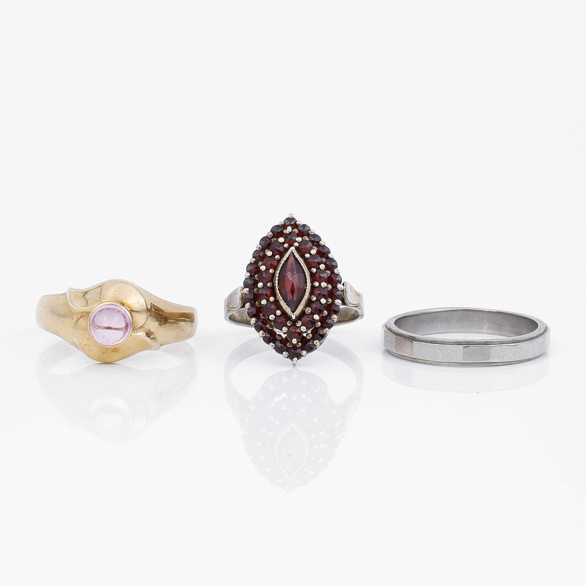 RINGAR, 3 st, 18K guld och silver, Sverige, 1900-tals. Vikt ca 10,82 g.