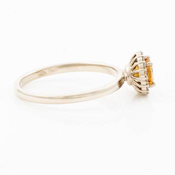 Ring 14K gold with orange sapphire and brilliant-cut diamonds.