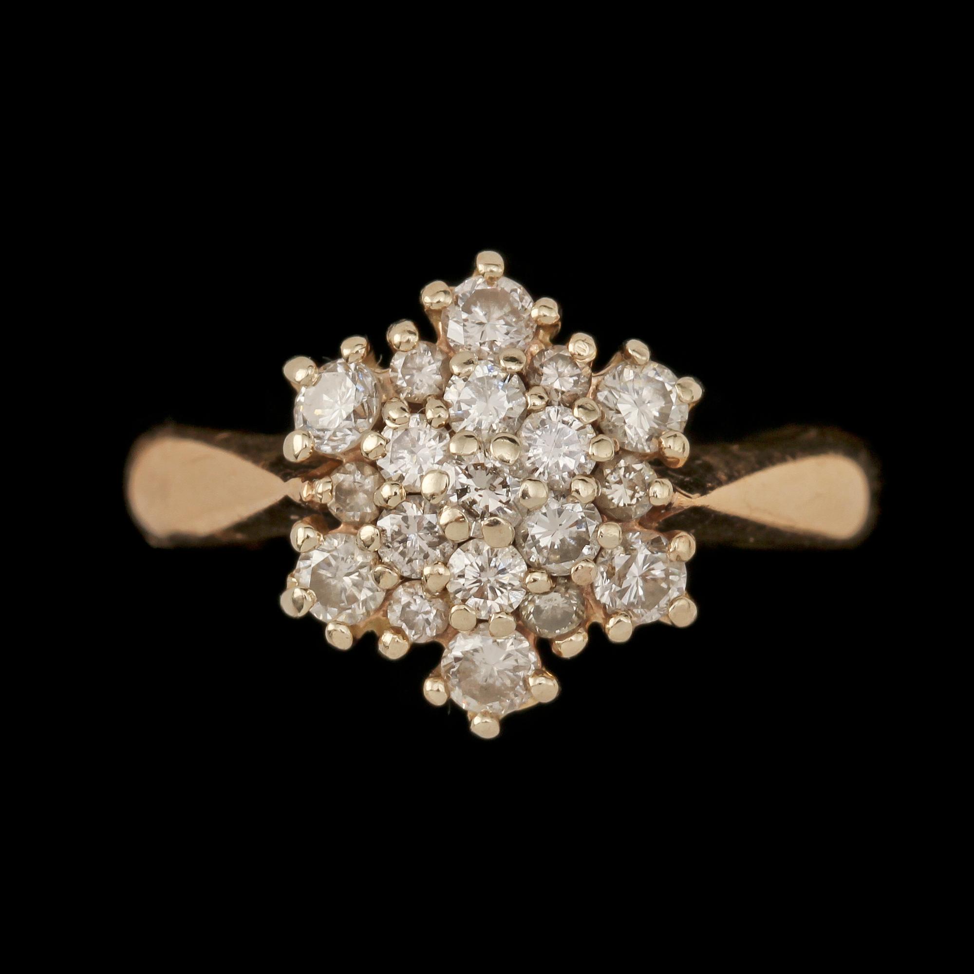 RING, 18k guld och vitguld med 19 briljantslipade diamanter, tot 0.77 ct. 1900-talets sista kvartal. Vikt 5 g.