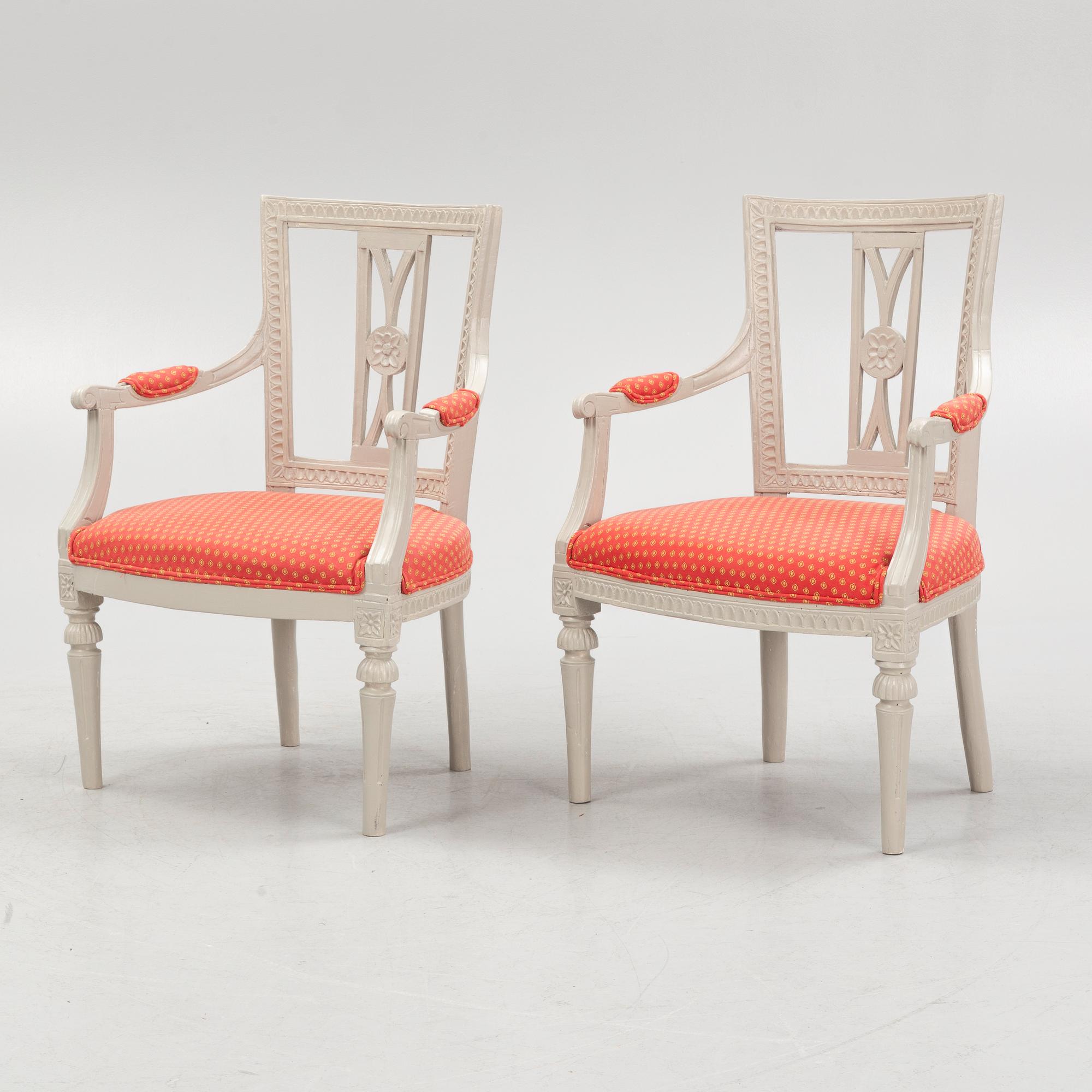 Karmstolar, ett par, gustavianska, omkring år 1800.