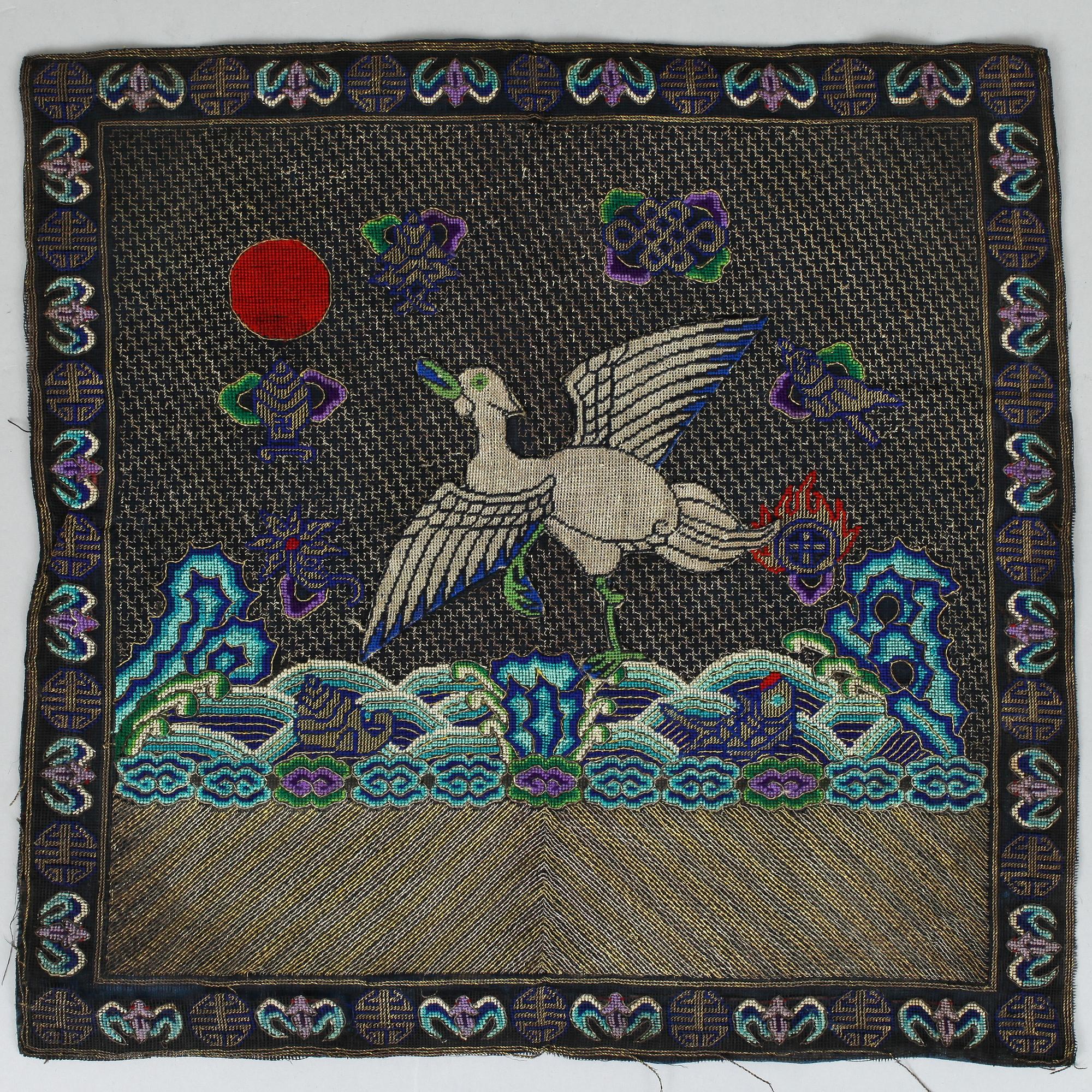 RANGMÄRKEN, 8 st., siden, s.k. Buzis. Ca 28-33 x 29,5-33,5 cm vardera. Kina omkring 1900.