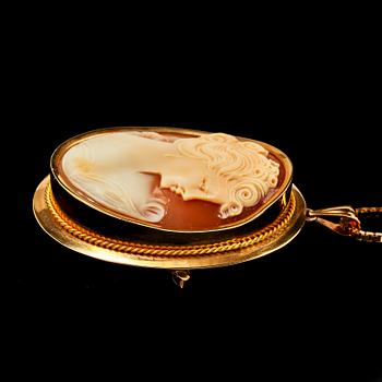 BROSCH/HÄNGE, 18k guld med kamé, Ceson, Göteborg, 1979. Tot 24 gr.