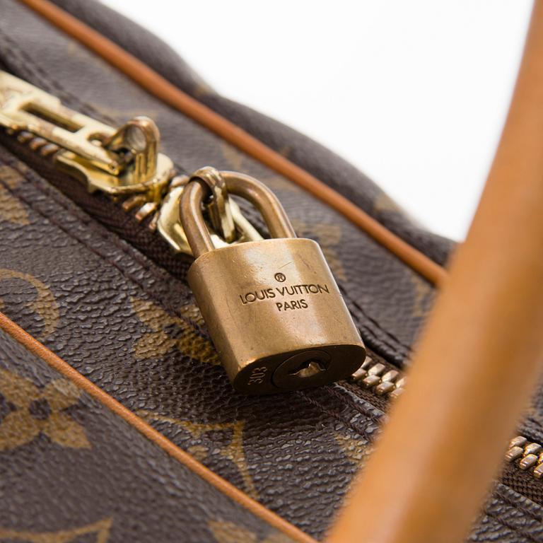 LOUIS VUITTON Monogram Carryall Bag.