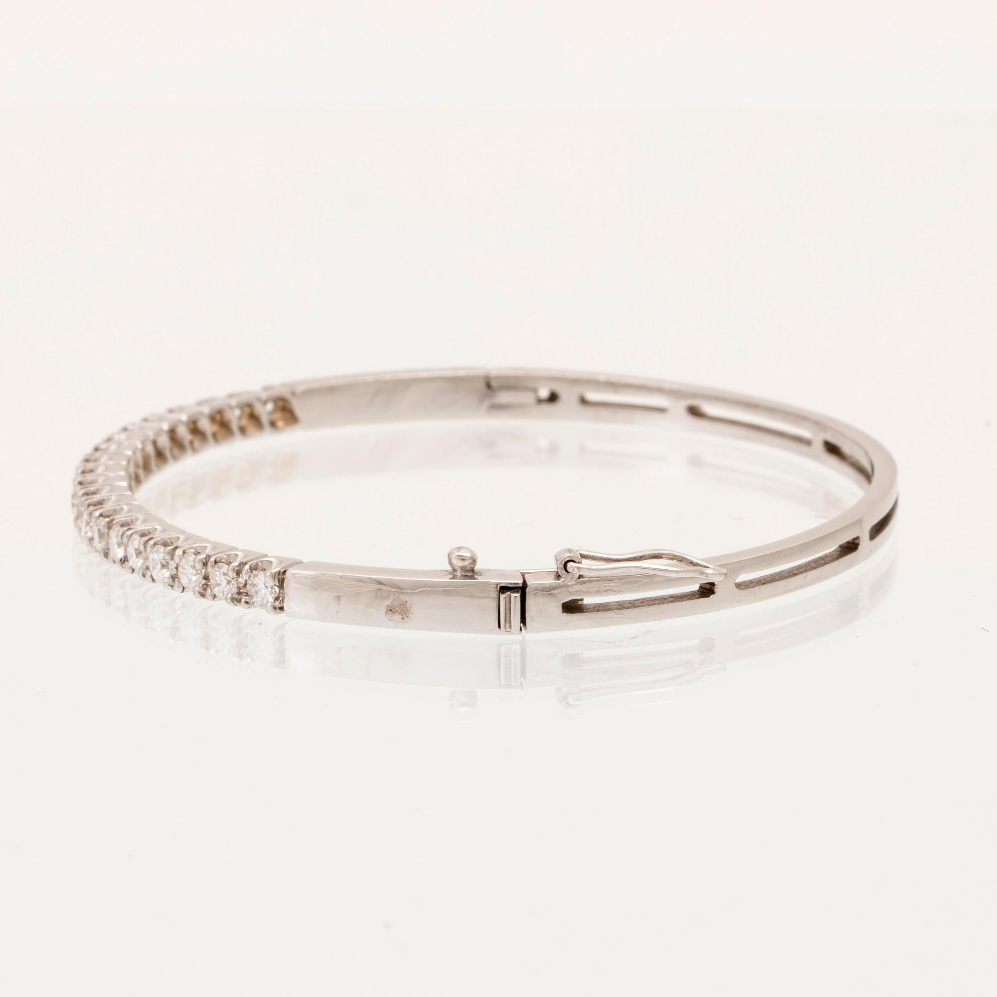 An 18K white gold bracelet set with round brilliant-cut diamonds.