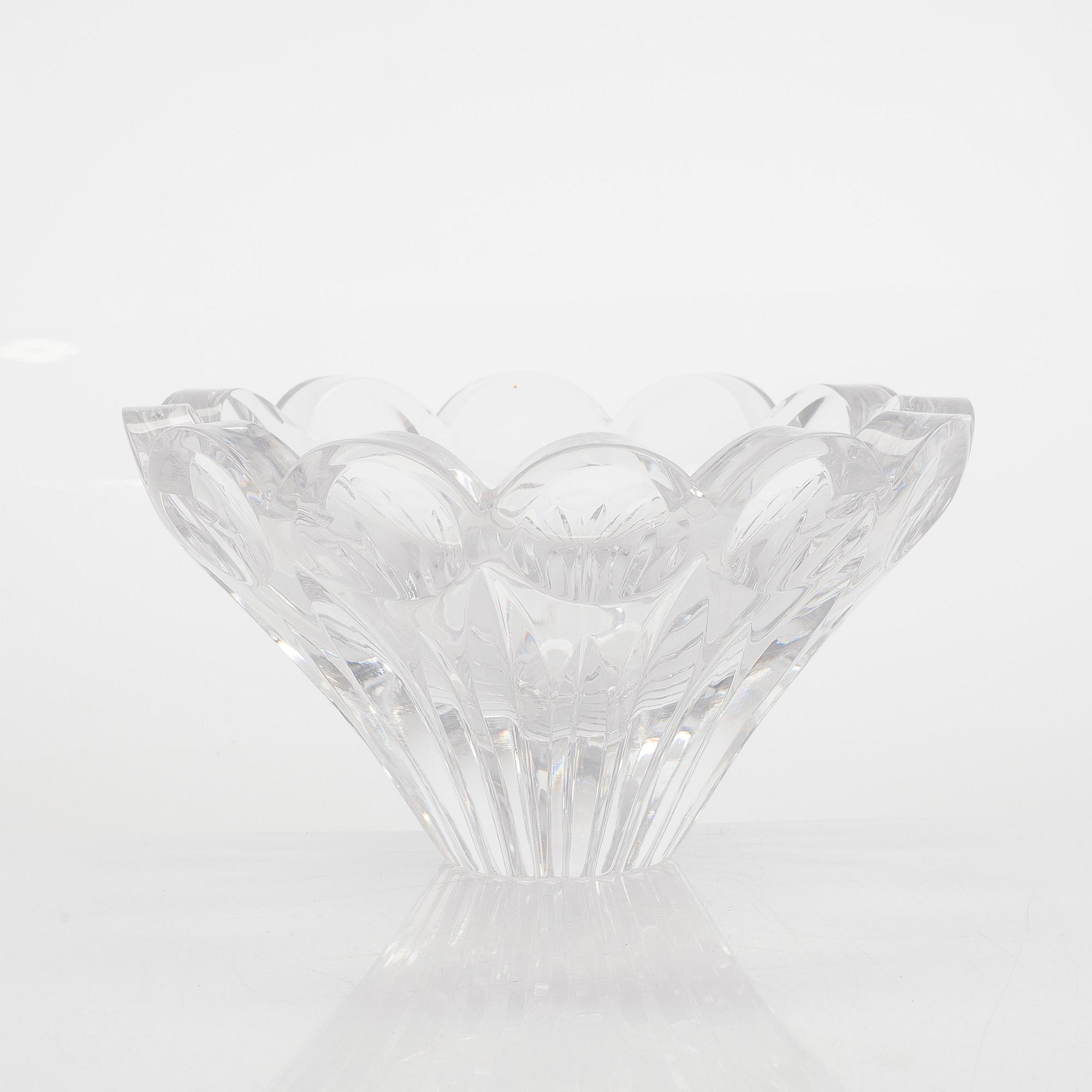 Aimo Okkolin, A cut crystal glass vase, bowl, model 6553, signed Aimo Okkolin Riihimäen Lasi oy.
