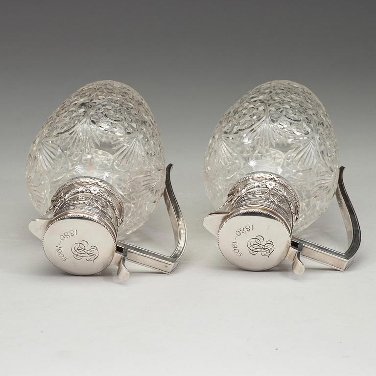 Fabergé, kannor, ett par, glas och silver, Moskva 1899-1908, ristat inventarienummer 20116.